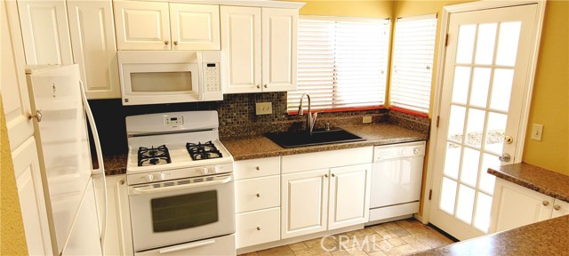 Detail Gallery Image 7 of 22 For 1006 E Walnut Ave, Lompoc,  CA 93436 - 2 Beds | 2 Baths