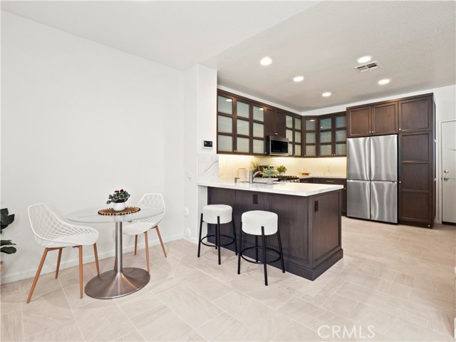 Detail Gallery Image 4 of 33 For 25403 Silver Crest Ct, Saugus,  CA 91350 - 3 Beds | 2/1 Baths