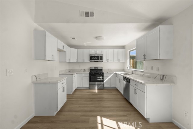 Detail Gallery Image 6 of 27 For 2130 Matthew Ave, Rosamond,  CA 93560 - 3 Beds | 2 Baths