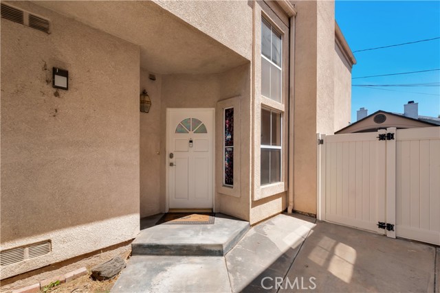 Detail Gallery Image 2 of 38 For 19017 Gault St #103,  Reseda,  CA 91335 - 3 Beds | 3 Baths