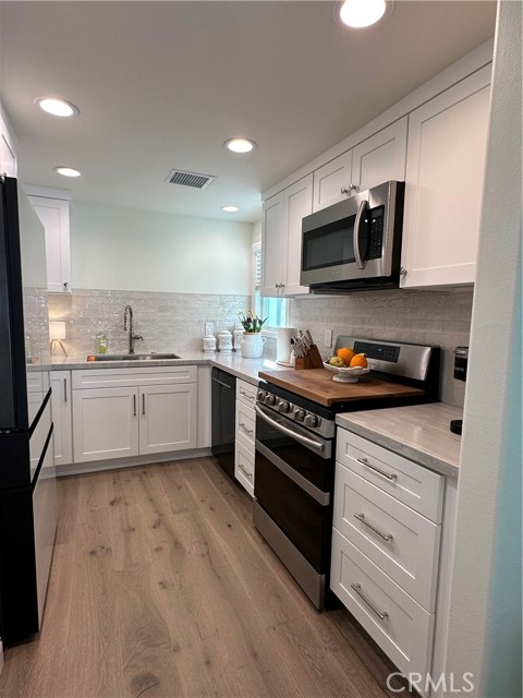 Detail Gallery Image 15 of 33 For 608 Poinsettia Ave #B,  Corona Del Mar,  CA 92625 - 2 Beds | 2 Baths
