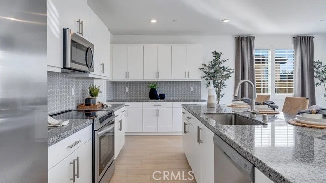 Detail Gallery Image 2 of 22 For 14224 Rollins St, Hesperia,  CA 92345 - 5 Beds | 3 Baths