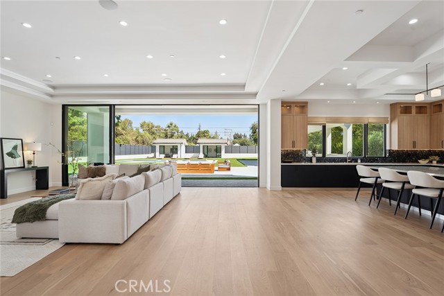Detail Gallery Image 12 of 74 For 13807 Magnolia Bld, Sherman Oaks,  CA 91423 - 5 Beds | 4/1 Baths