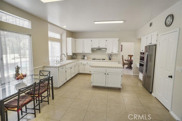 Detail Gallery Image 8 of 34 For 29304 Begonias Ln, Canyon Country,  CA 91387 - 4 Beds | 3 Baths