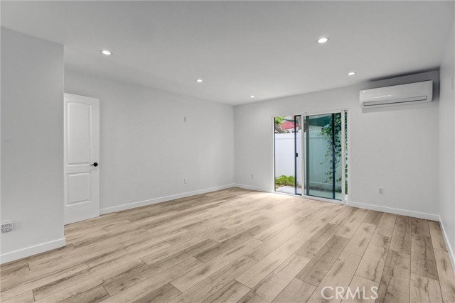 Detail Gallery Image 7 of 18 For 22022 Buena Ventura, Woodland Hills,  CA 91364 - 2 Beds | 1/1 Baths