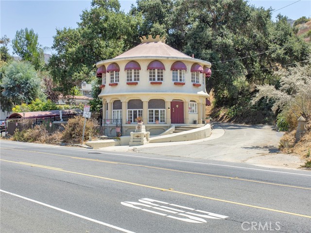 8618 La Tuna Canyon Road, Sun Valley CA: https://media.crmls.org/medias/bd184b11-5c7b-4f75-8abf-cbb8a543be05.jpg