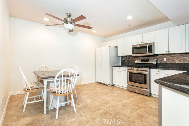 Detail Gallery Image 11 of 24 For 17735 Kinzie St #112,  Northridge,  CA 91325 - 2 Beds | 2 Baths