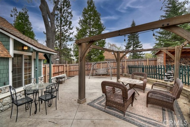 295 Sunset, Lake Arrowhead CA: https://media.crmls.org/medias/bd1d95a7-2892-4012-aeb9-9a7f0130dd0a.jpg