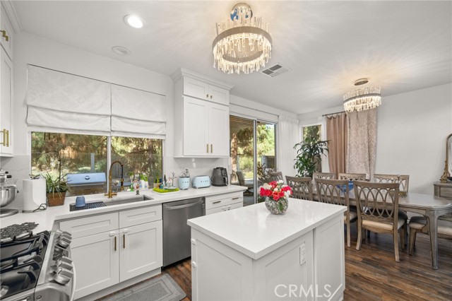 73 Northern Pine, Aliso Viejo CA: https://media.crmls.org/medias/bd2207ac-3ff7-4382-81fc-aa24ad681aa9.jpg