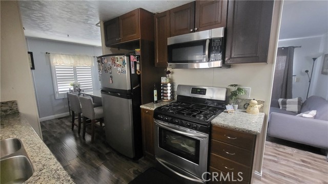 Detail Gallery Image 15 of 21 For 20652 Lassen St #114,  Chatsworth,  CA 91311 - 2 Beds | 2 Baths