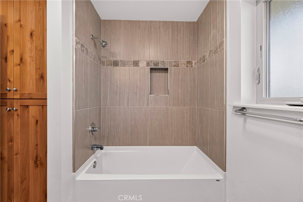 https://media.crmls.org/medias/bd253549-e38c-4a9d-aa54-667c1b281e89.jpg?preset=X-Large