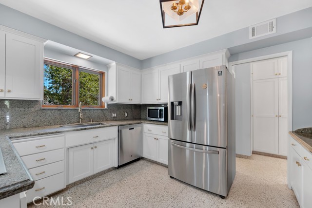 10335 Sylvia Avenue, Porter Ranch CA: https://media.crmls.org/medias/bd2ce286-9d46-477d-a295-d4c0f6ffcc1c.jpg