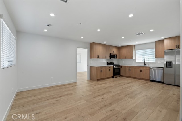 Detail Gallery Image 6 of 20 For 11140 Woodley Ave #1/2,  Granada Hills,  CA 91344 - 3 Beds | 2 Baths