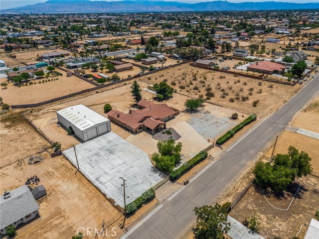 11915 Redwood Avenue, Hesperia CA: https://media.crmls.org/medias/bd2f8c83-48f5-499e-8f43-6fdf2072e6c5.jpg