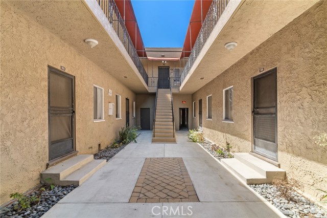 905 915 Cherry Avenue, Long Beach CA: https://media.crmls.org/medias/bd2fd58f-d261-45ce-803e-ec799be3d5b4.jpg