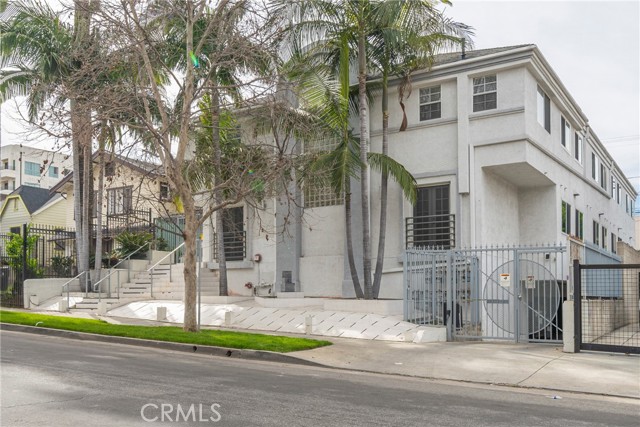 957 S Gramercy Drive, Los Angeles CA: https://media.crmls.org/medias/bd3923a6-93cd-4aa7-afb5-780e58094a2e.jpg