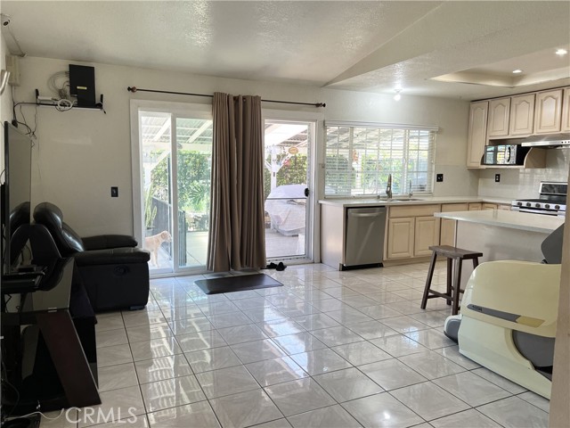 Detail Gallery Image 6 of 31 For 215 E La Verne Ave, Pomona,  CA 91767 - 4 Beds | 2 Baths