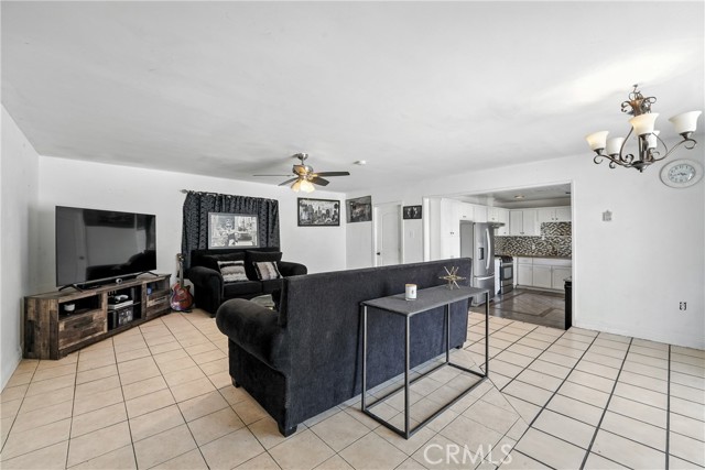 Detail Gallery Image 10 of 22 For 10333 Capistrano Ave, South Gate,  CA 90280 - 2 Beds | 2 Baths