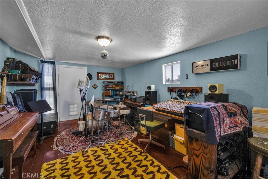 https://media.crmls.org/medias/bd3bcb66-e2ed-4c8c-a5fc-92b64b40bd9f.jpg?preset=X-Large