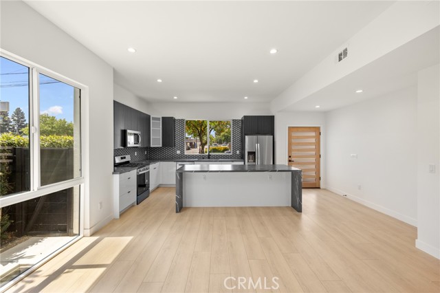 914 N Catalina Street, Burbank CA: https://media.crmls.org/medias/bd3d816d-d375-429f-b55a-5ebf05d98dcd.jpg