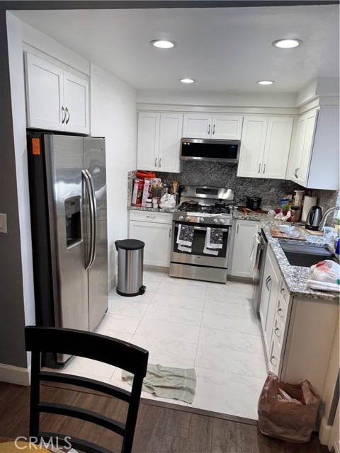 Detail Gallery Image 7 of 25 For 21720 Hart St #9,  Canoga Park,  CA 91303 - 2 Beds | 2 Baths