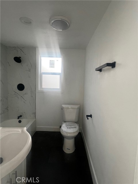 Detail Gallery Image 5 of 8 For 1125 43rd St, Los Angeles,  CA 90037 - 2 Beds | 2 Baths