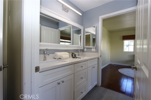 Detail Gallery Image 16 of 22 For 5928 Vista De La Luz, Woodland Hills,  CA 91367 - 5 Beds | 5 Baths