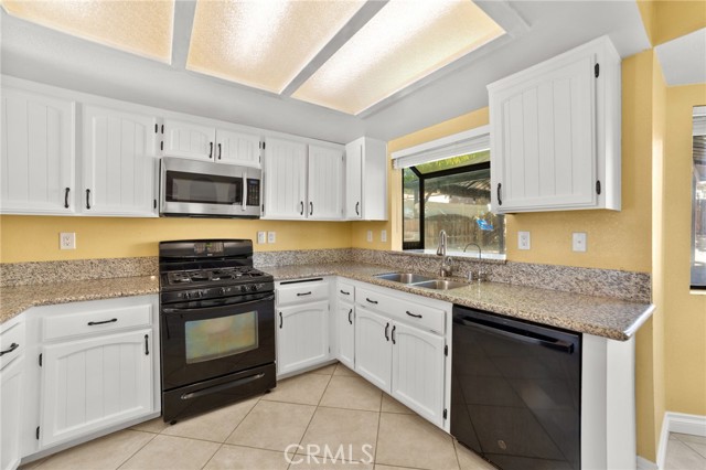 17800 Rancho Bonita Road, Victorville CA: https://media.crmls.org/medias/bd4a84c4-c35c-461c-a447-4cc1ae90d427.jpg