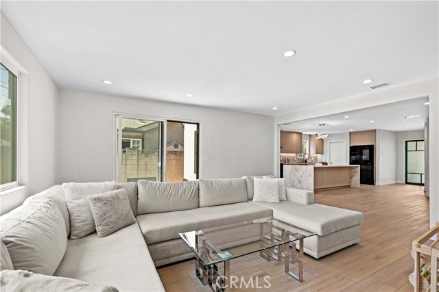 6832 Cantaloupe Avenue, Van Nuys CA: https://media.crmls.org/medias/bd4bc90d-76f8-4ad4-829b-406474674735.jpg