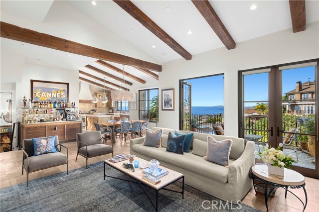 Detail Gallery Image 3 of 31 For 2100 Crestview Dr, Laguna Beach,  CA 92651 - 3 Beds | 2/1 Baths