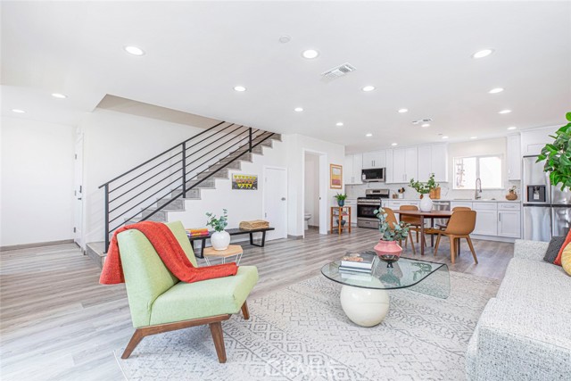 Detail Gallery Image 1 of 36 For 1754 N Berendo St #B,  Los Angeles,  CA 90027 - 3 Beds | 2/1 Baths