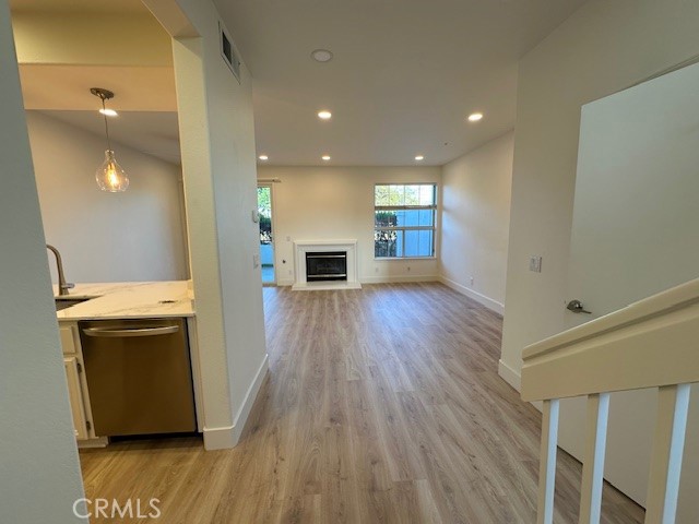 Detail Gallery Image 4 of 22 For 552 Shoal Cir, Redwood City,  CA 94065 - 2 Beds | 2/1 Baths