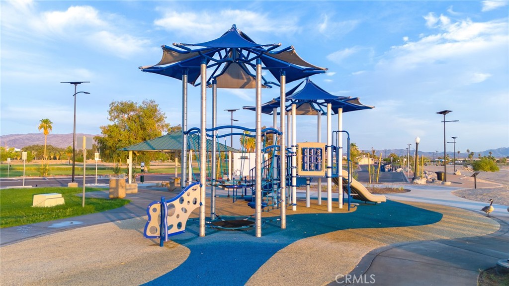 https://media.crmls.org/medias/bd4deaf1-b298-496c-ae17-00a7c67a3db7.jpg?preset=X-Large