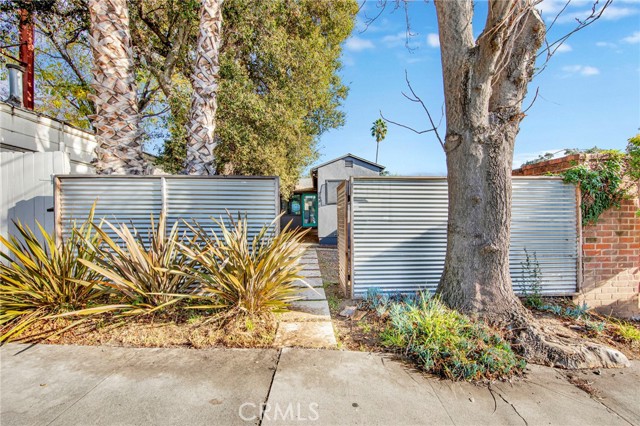 Detail Gallery Image 4 of 20 For 2692 Fair Oaks Ave, Altadena,  CA 91001 - 2 Beds | 1 Baths