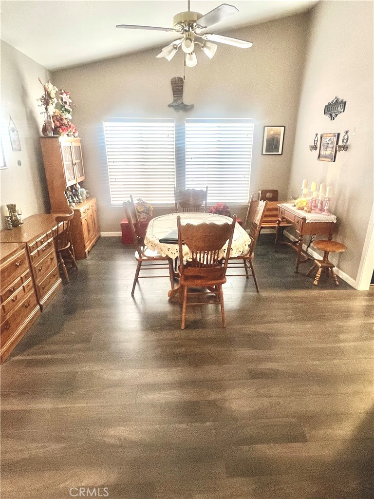 https://media.crmls.org/medias/bd4f96f4-067b-427b-8de7-4329a0307eb2.jpg?preset=X-Large