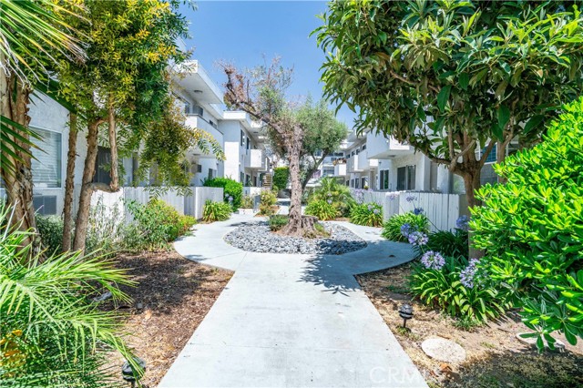 2884 Sawtelle Boulevard, Los Angeles CA: https://media.crmls.org/medias/bd53472b-a681-4183-b3c1-a0de27a3a9ee.jpg