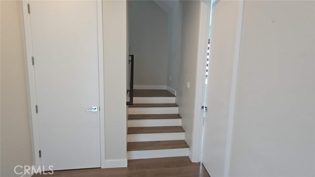 Detail Gallery Image 3 of 11 For 319 S Serrano #1/2,  Los Angeles,  CA 90020 - 3 Beds | 3 Baths