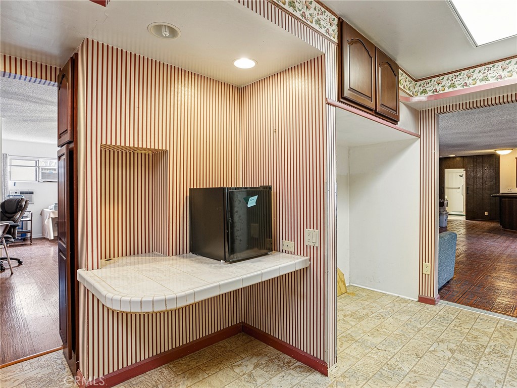 https://media.crmls.org/medias/bd580baf-0c9a-4c0f-9faa-553ea8e49329.jpg?preset=X-Large