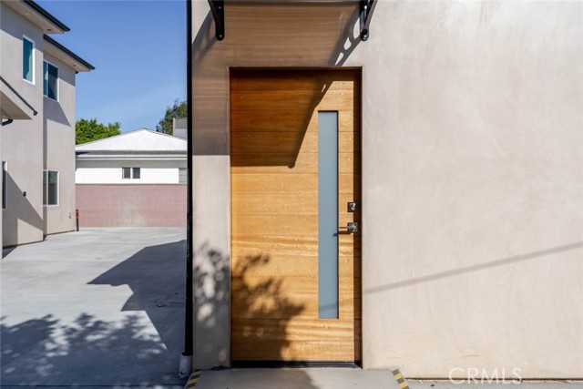 Detail Gallery Image 2 of 18 For 6852 Ranchito Ave, Van Nuys,  CA 91405 - 2 Beds | 2 Baths