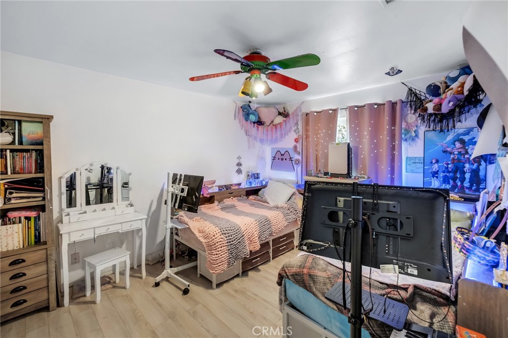 https://media.crmls.org/medias/bd5d94ff-830e-4fd3-aa2a-82293c315322.jpg?preset=X-Large