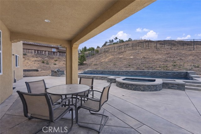 Detail Gallery Image 8 of 41 For 16395 Ridge Field, Riverside,  CA 92503 - 5 Beds | 4 Baths