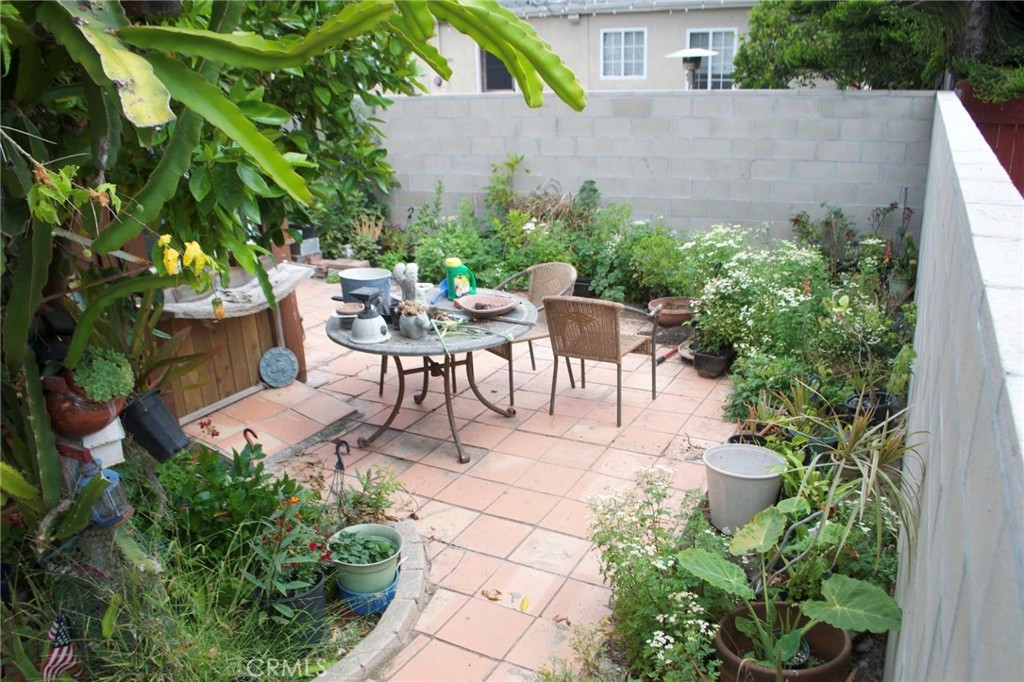https://media.crmls.org/medias/bd5df019-f9f2-4059-8773-802178c5e46b.jpg?preset=X-Large