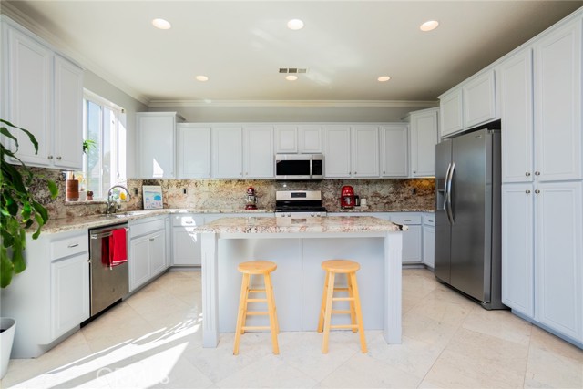 Detail Gallery Image 13 of 45 For 33353 Wallace Way, Yucaipa,  CA 92399 - 3 Beds | 2/1 Baths