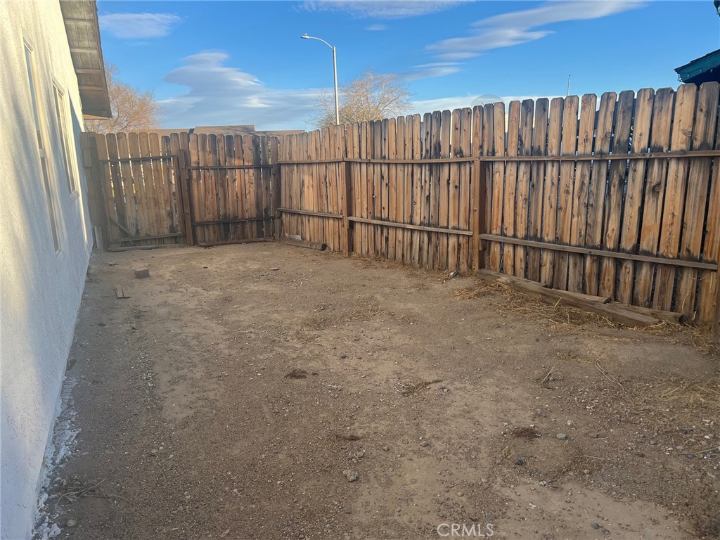 https://media.crmls.org/medias/bd605636-0690-421b-9d84-7e92d26f3791.jpg?preset=X-Large
