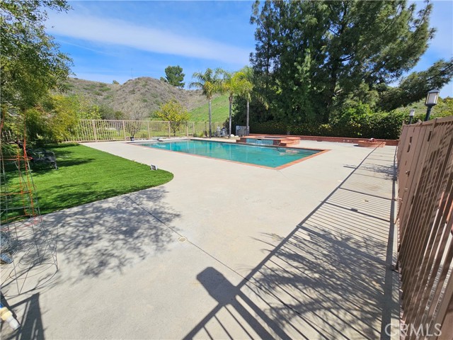 Detail Gallery Image 27 of 30 For 18521 Calle Vista Cir, Porter Ranch,  CA 91326 - 5 Beds | 4 Baths
