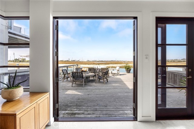 Detail Gallery Image 17 of 45 For 235 Canal St, Newport Beach,  CA 92663 - 4 Beds | 3/1 Baths