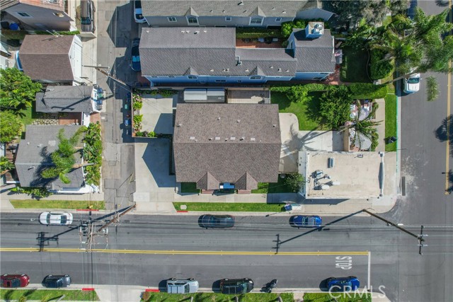 The Corner Market Bakery is on the corner and the two cottages are directly behind the bakery..