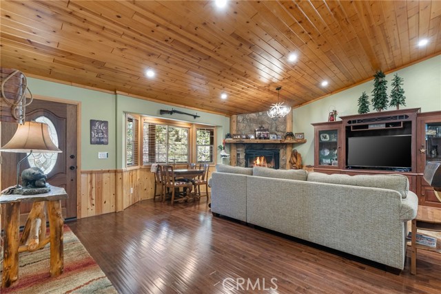 Detail Gallery Image 16 of 52 For 261 Crater Lake, Big Bear Lake,  CA 92315 - 3 Beds | 2 Baths