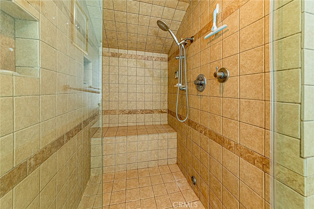 https://media.crmls.org/medias/bd6d8131-03ce-4861-9100-3175e2a29f11.jpg?preset=X-Large
