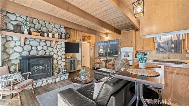 613 E Victoria Court, Lake Arrowhead, CA 92352